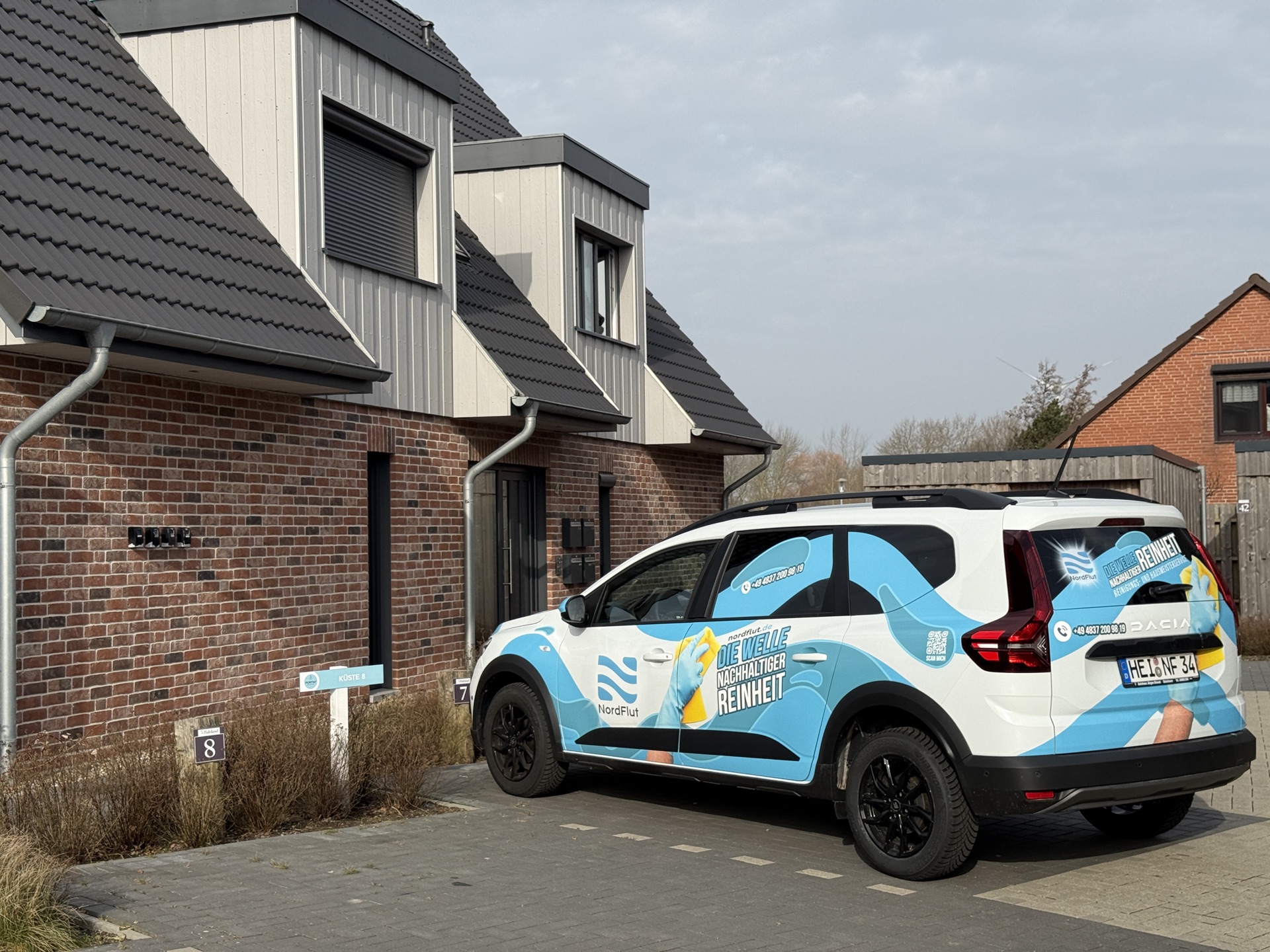 NordFlut Firmenfahrzeug vor Ferienhäusern in Büsum – Ferienwohnungsreinigung